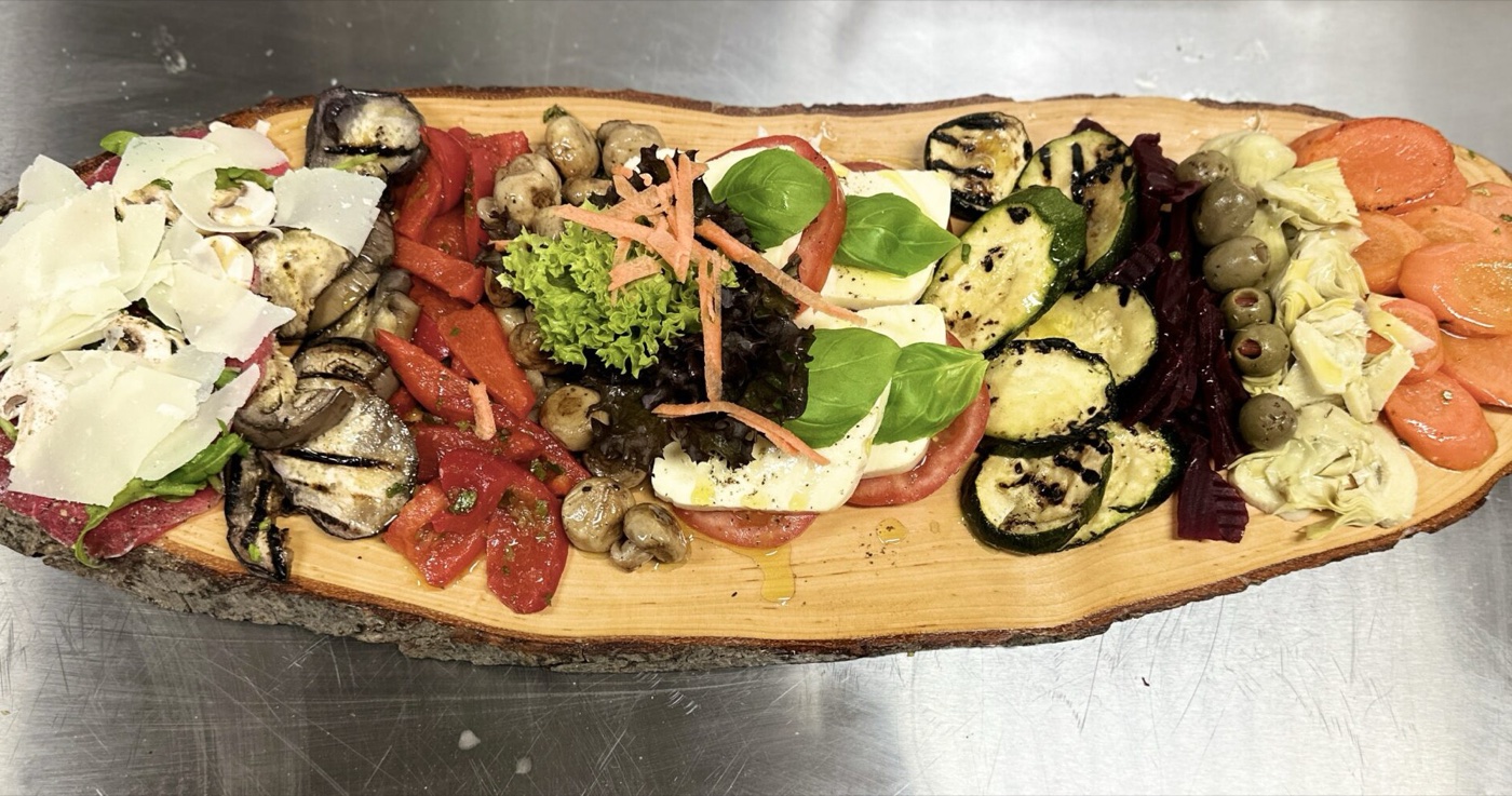 Antipasti San Michele auf dem Holzbrett
